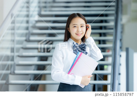 ノートを持つ女子高校生 ノートを持つ女子高校生 115858797