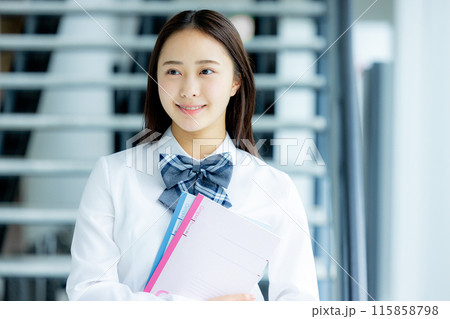 ノートを持つ女子高校生 115858798