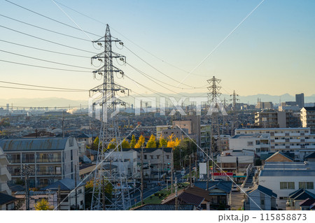 千葉県松戸市馬橋付近、11月の夕陽の風景 115858873
