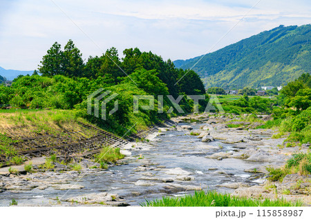 日本の田舎風景・静岡県富士宮市柚野を流れる川と山並みの絶景 115858987