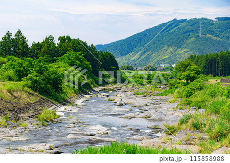 日本の田舎風景・静岡県富士宮市柚野を流れる川と山並みの絶景 日本の田舎風景・静岡県富士宮市柚野を流れる川と山並みの絶景 115858988