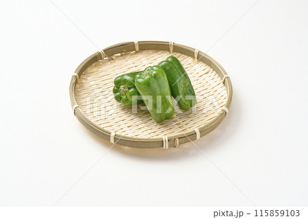 ざるにのったピーマン 115859103