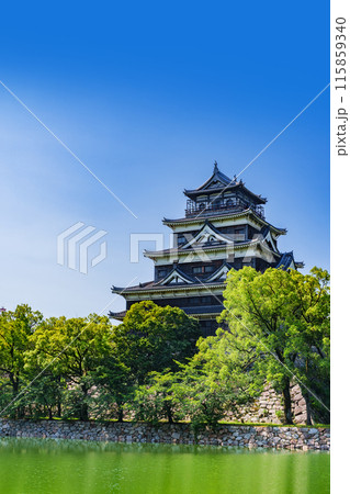 広島城 は 毛利輝元 が 太田川 河口 の デルタ地帯 に築いた 平城 【 広島市 の 風景 】 115859340