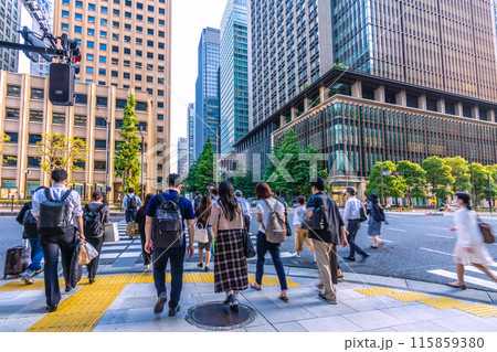 日本の東京都市景観 大手町駅前の交差点、帰宅風景,などを望む。奥は丸の内＝6月14日 115859380