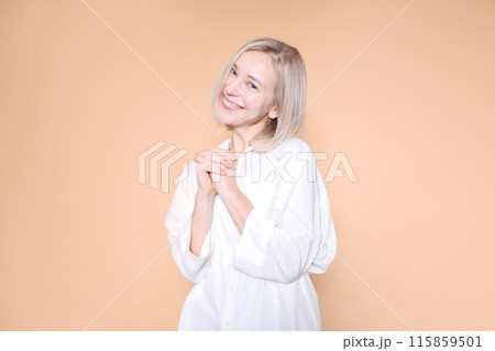 可愛くお願いする女性 115859501