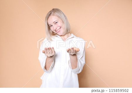 どうぞポーズの女性 115859502