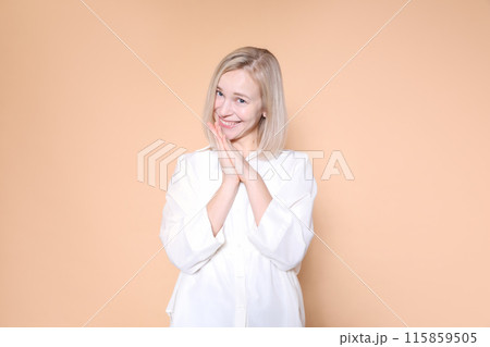 おねだりする女性 おねだりする女性 115859505