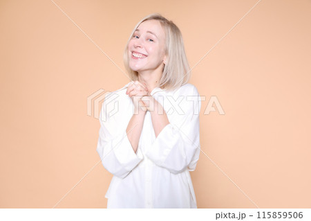 おねだりする女性 115859506