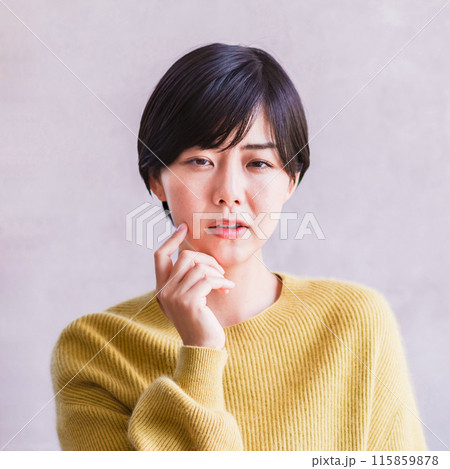 虫歯 で 歯 が 痛い ので ツライ 【 若い 女性 の ライフスタイル 】 虫歯 で 歯 が 痛い ので ツライ 【 若い 女性 の ライフスタイル 】 115859878