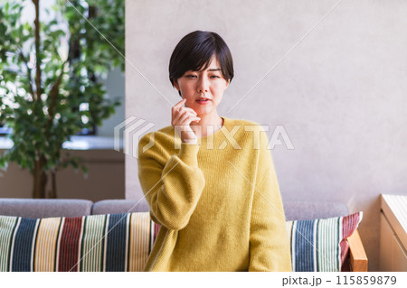 虫歯 で 歯 が 痛い ので ツライ 【 若い 女性 の ライフスタイル 】 115859879