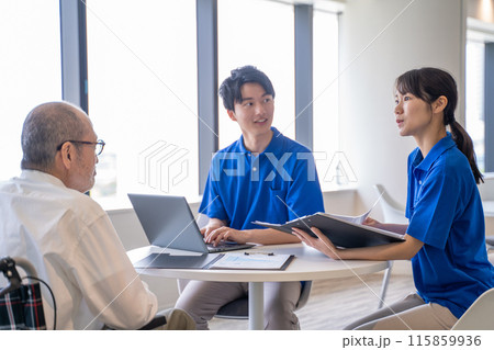 カウンセリングする介護スタッフとシニア男性 115859936