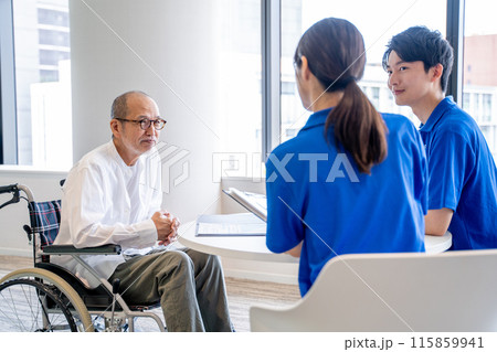 カウンセリングする介護スタッフとシニア男性 カウンセリングする介護スタッフとシニア男性 115859941