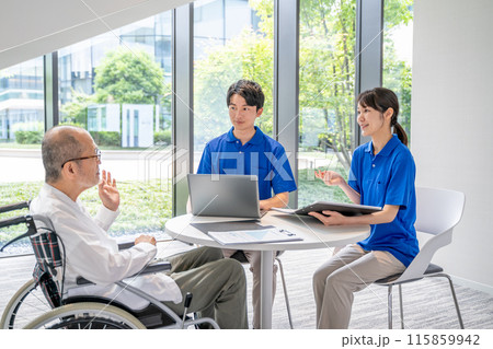 カウンセリングする介護スタッフとシニア男性 115859942