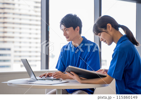 男女の介護士の打合せ 115860149