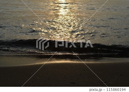 夕日に輝く波打ち際 夕日に輝く波打ち際 115860194