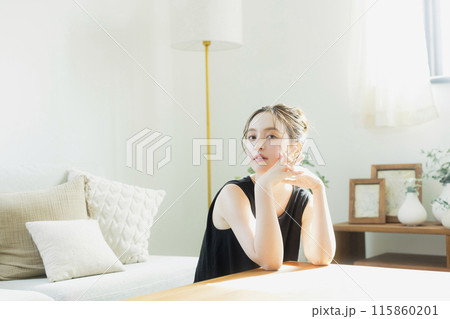 ソファでくつろぐ若い女性 ソファでくつろぐ若い女性 115860201