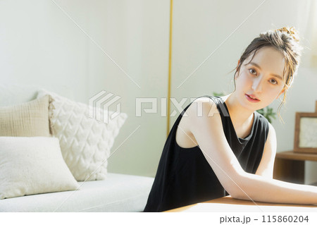 ソファでくつろぐ若い女性　 115860204