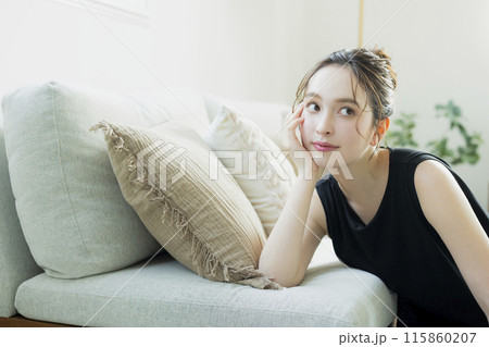 ソファでくつろぐ若い女性 ソファでくつろぐ若い女性 115860207
