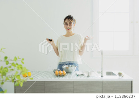 キッチンの女性 115860237
