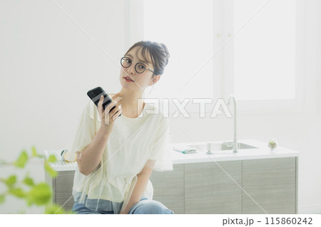 キッチンの女性 115860242