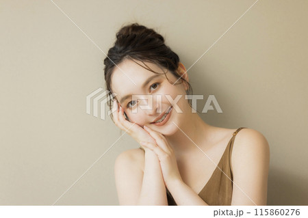 若い女性のビューティイメージ　ベージュバック 115860276