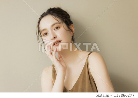 若い女性のビューティイメージ　ベージュバック 115860277
