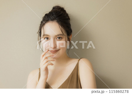 若い女性のビューティイメージ　ベージュバック 115860278
