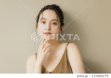 若い女性のビューティイメージ ベージュバック 若い女性のビューティイメージ ベージュバック 115860279