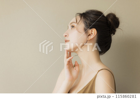 若い女性のビューティイメージ　ベージュバック 115860281