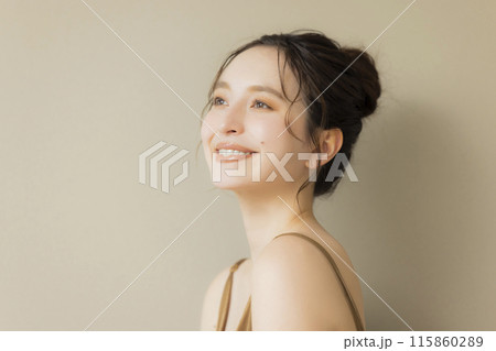 若い女性のビューティイメージ ベージュバック 若い女性のビューティイメージ ベージュバック 115860289