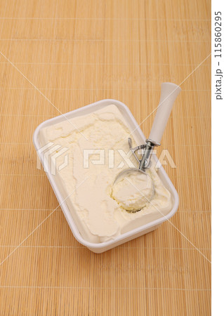 アイスクリームとアイス ディッシャー 115860295