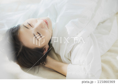 ベッドに寝転ぶ女性　　 115860369