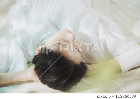 ベッドに寝転ぶ女性 ベッドに寝転ぶ女性 115860374