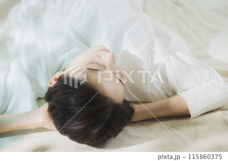 ベッドに寝転ぶ女性　　 115860375