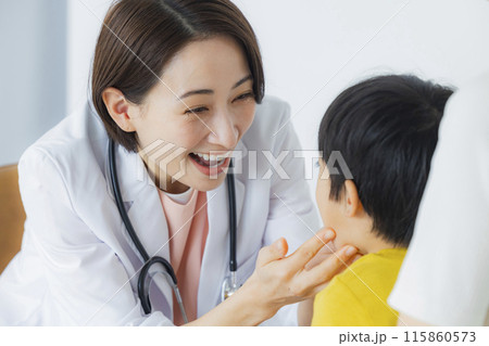 赤ちゃんを診察する女医    赤ちゃんを診察する女医    115860573