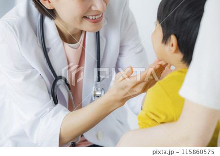 赤ちゃんを診察する女医 　　 115860575