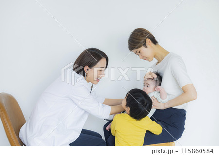 赤ちゃんを診察する女医 赤ちゃんを診察する女医 115860584