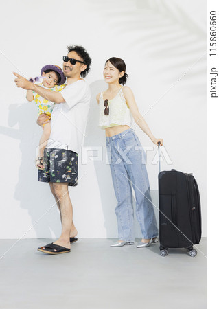 夏のバカンス旅行する家族 夏のバカンス旅行する家族 115860660