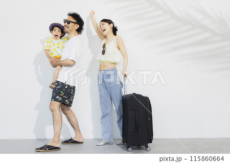 夏のバカンス旅行する家族 115860664