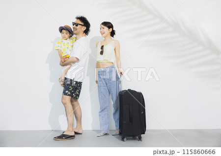 夏のバカンス旅行する家族 115860666