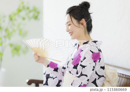 浴衣を着た女性 115860669