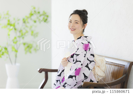 浴衣を着た女性 115860671