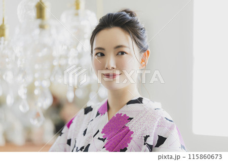 浴衣を着た女性 115860673