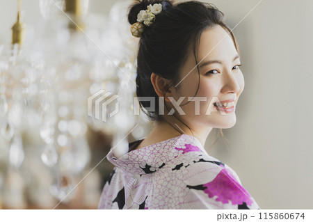 浴衣を着た女性 115860674