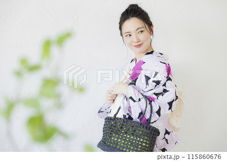 浴衣を着た女性 115860676
