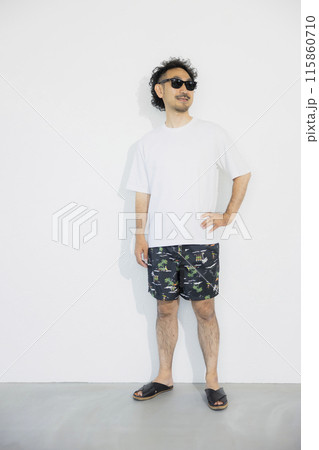 サングラスとハーフパンツの男性 115860710