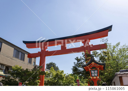 京都／伏見稲荷大社の表参道の赤い大鳥居（2024年5月3日撮影） 115861005