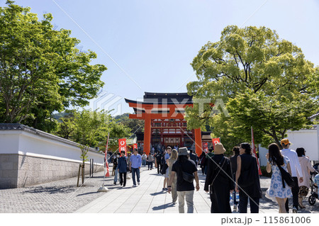 京都／伏見稲荷大社の表参道の赤い大鳥居と楼門（2024年5月3日撮影） 115861006
