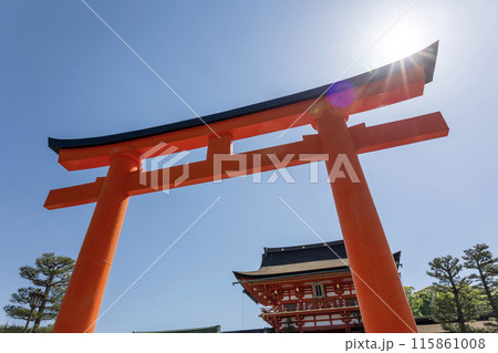 京都／伏見稲荷大社の表参道の赤い大鳥居と楼門（2024年5月3日撮影） 115861008
