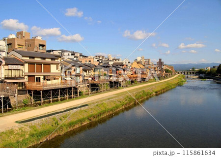 京の夏の風物詩・鴨川納涼床 115861634